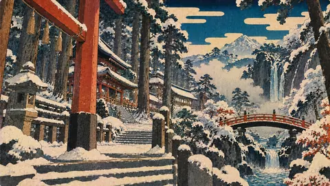 雪景色の神社参道と赤い太鼓橋 thumbnail